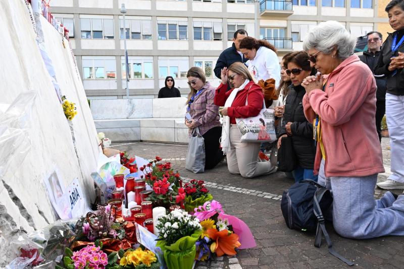 Papa Francisco sufre un "repentino" empeoramiento respiratorio tras una crisis de broncoespasmo - feligreses-rezan-afuera-del-hospital-gemelli-por-la-salud-del-papa-francisco-1024x683