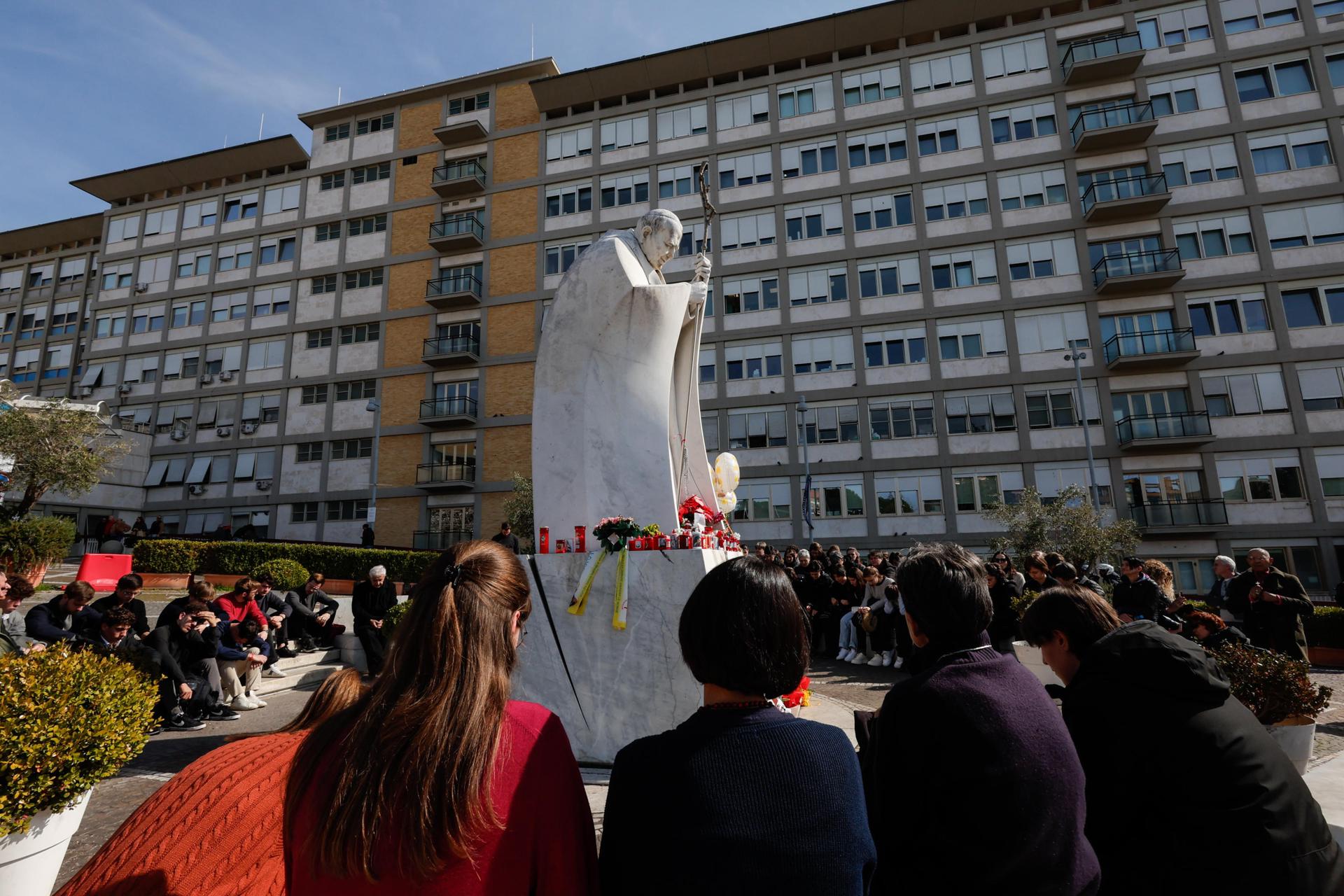 Vuelven a suministrar oxígeno al papa Francisco; pide que “recen por mí”