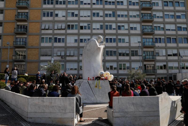 Globos, flores y oraciones: crece el altar improvisado al papa Francisco en el hospital Gemelli - feligreses-se-reunen-al-pie-de-la-estatua-de-juan-pablo-ii-afuera-del-hospital-gemelli-para-pedir-por-la-salud-del-papa-francisco-1024x683