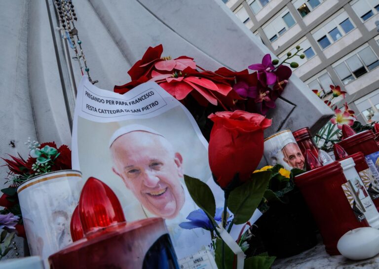 foto-del-papa-francisco-junto-a-veladoras-que-piden-por-su-salud-1