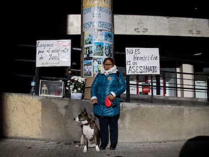 Maritza Gómez, madre de Yoel Quispe, en el memorial instalado por familiares y amigos en la calle de A Coruña donde recibió la puñalada mortal.