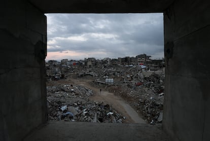 Un hombre camina entre los escombros de edificios arrasados por los ataques israelíes en Jan Yunis, en el sur de Gaza, el martes.