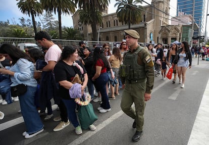 Un oficial de policía monitorea la fila de personas que esperan ingresar al Festival Internacional de la Canción durante un apagón en Viña del Mar, en el centro de Chile.