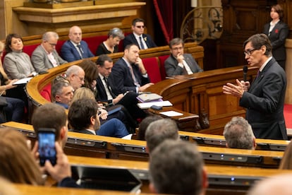 El presidente de la Generalitat, Salvador Illa, en la sesión de control en el pleno del Parlament de este miércoles.