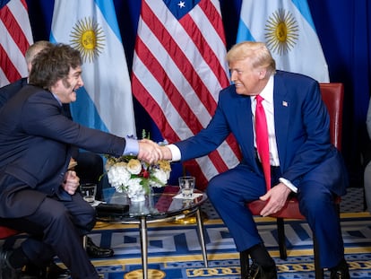 Los presidentes de Argentina, Javier Milei, y de Estados Unidos, Donald Trump, reunidos en una conferencia conservadora en Maryland en 22 de febrero de 2025, en una imagen tuiteada por la Casa Blanca.