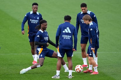 Varios jugadores del Real Madrid durante el entrenamiento este martes, previo al partido de Copa ante la Real Sociedad.