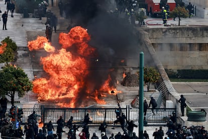 Enfrentamiento entre policías y manifestantes, durante la huelga general de 24 horas contra el Gobierno conservador, con motivo del segundo aniversario del accidente de trenes que en febrero de 2023 causó la muerte de 57 personas, la mayoría jóvenes.