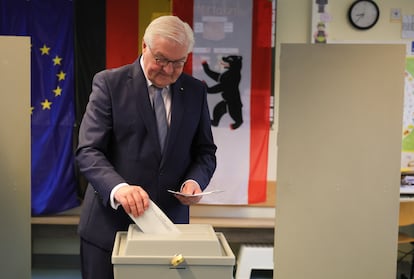 El presidente alemán, Frank-Walter Steinmeier, ejerce su derecho al voto en un centro electoral de Berlín, este domingo.