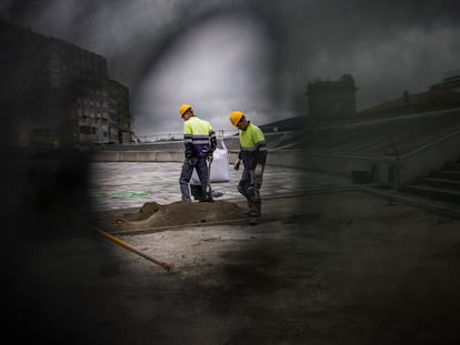 Trabajadores de la construcción en Santiago de Compostela, en abril de 2024.