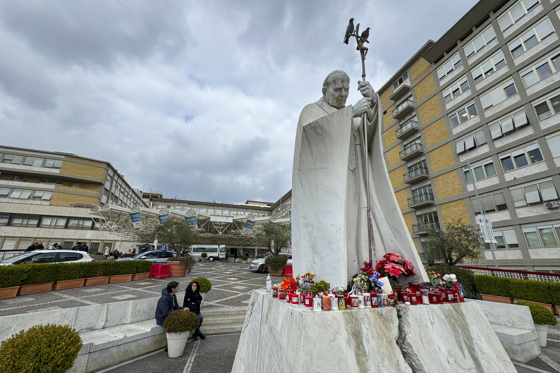 Papa Francisco ya se levanta, mientras sigue su tratamiento contra la neumonía bilateral