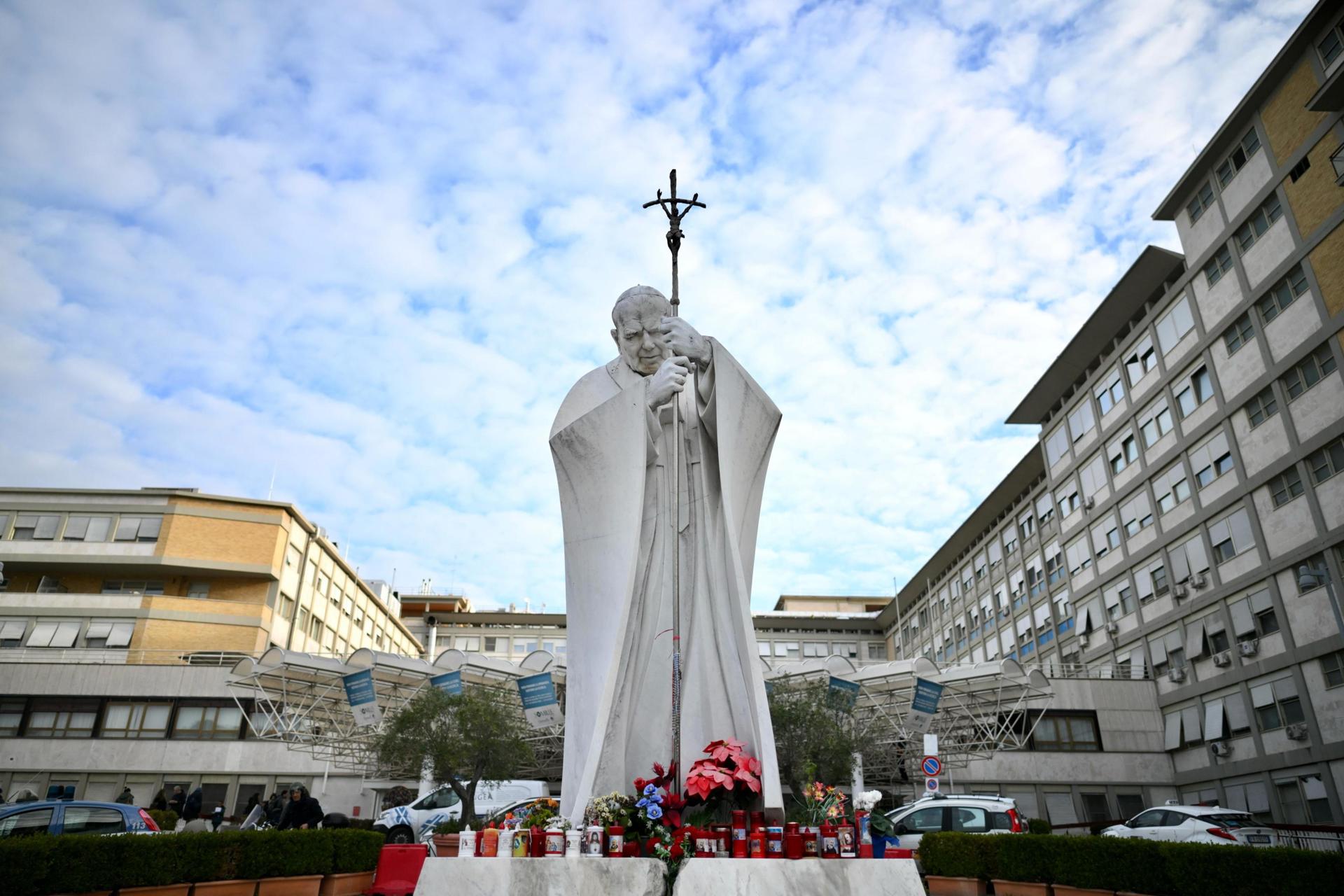 Primera ministra italiana Giorgia Meloni visita al papa Francisco en el hospital