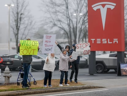 Una manifestación contra Elon Musk ante una tienda de la compañía en Decatur (Georgia).