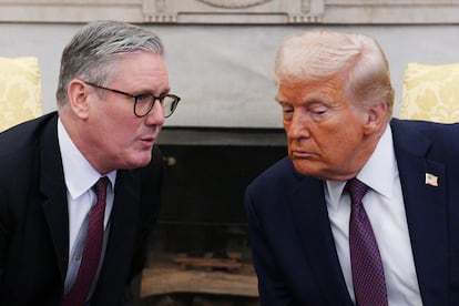 El primer ministro británico, Keir Starmer (izquierda), y el presidente de Estados Unidos, Donald Trump (derecha) en el Despacho Oval