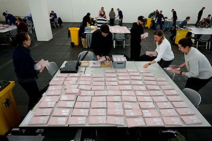 Decenas de voluntarios se encargan de preparar el recuento de votos por correo en la ciudad alemana de Múnich, este domingo.