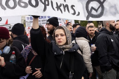 Una joven manifestante participa en la marcha en el centro de Atenas.