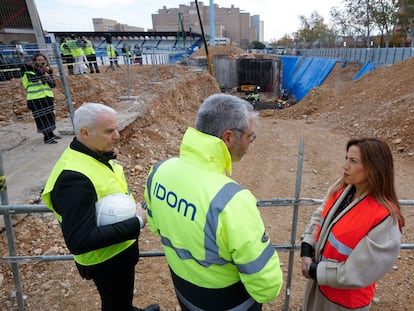 La alcaldesa de Zaragoza y presidenta del Consejo de Administración de la Sociedad La Nueva Romareda, Natalia Chueca, durante su visita este viernes de la evolución de las obras de la Fase 1A del futuro campo de fútbol.