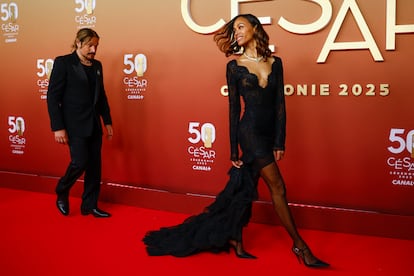 Zoe Saldana y su pareja, Marco Perego, en la ceremonia de París de los premios César 2025.