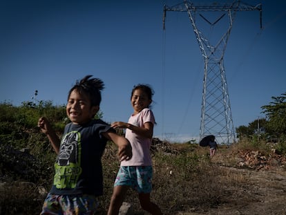 Un par de niños juegan en las calles de la Colonia Independencia 2000 del Municipio de Chiapa de Corzo, en Chiapas, el 02 de Diciembre de 2020. La asociación Mexicanos Unidos Contra la Corrupción realizó un estudio que señala  que el 45% de los niños de diversas comunidades de Chiapas han abandonado su educación debido a la falta de recursos económicos de su familia y al rezago tecnológico en el que se encuentran, como la falta de luz o internet para estudiar en casa., después del cierre de escuelas decretado por el gobierno como medida para prevenir más contagios de COVID-19 en México.