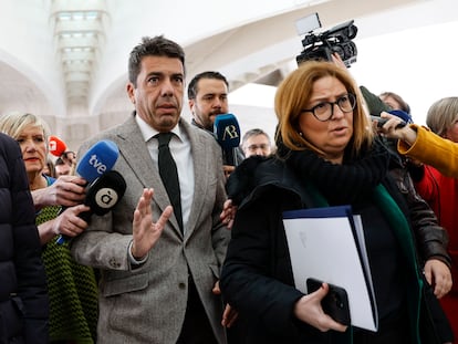 El presidente de la Generalitat, Carlos Mazón, a su entrada este jueves al Congreso de Formación Profesional, que se celebra en el Palau de les Arts de Valencia, seguido por informadores.