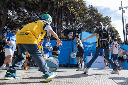 Un grupo de niños entrena técnica individual con Darío Coach en el stand de Endesa.