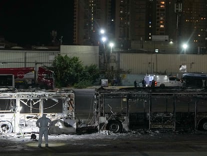 Dos de los autobuses que han ardido tras la explosión de varios artefactos este jueves en Bat Yam.