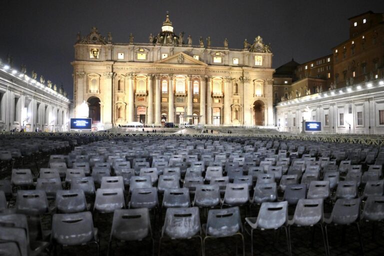 jornada-de-oracion-en-la-plaza-de-san-pedro-por-la-salud-del-papa-francisco-2