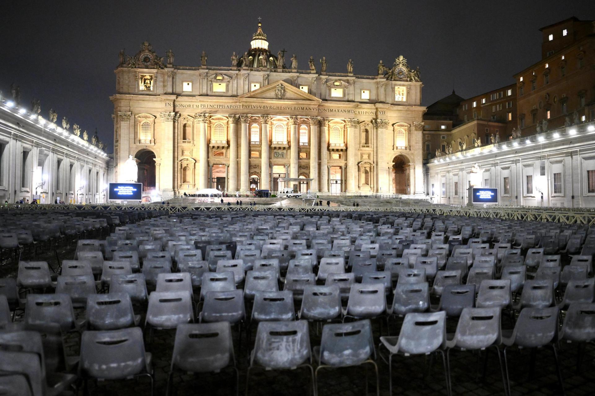 Rezan en la plaza de San Pedro por la salud del papa Francisco