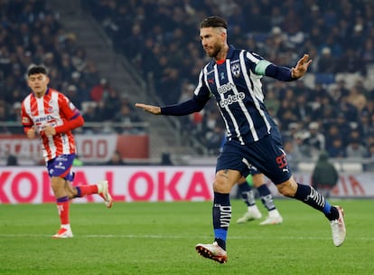 Sergio Ramos pide calma durante el primer tiempo del partido de Rayados contra el Atlético de San Luis.