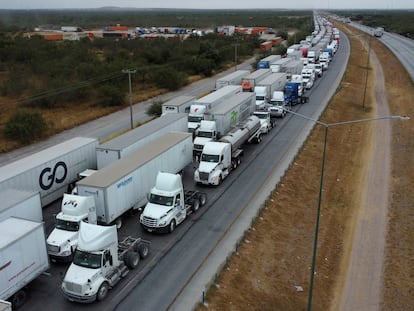 Camiones con mercancías hacen fila para cruzar a Estados Unidos en el Puente del Comercio Mundial, en Nuevo Laredo, México, en noviembre de 2024.