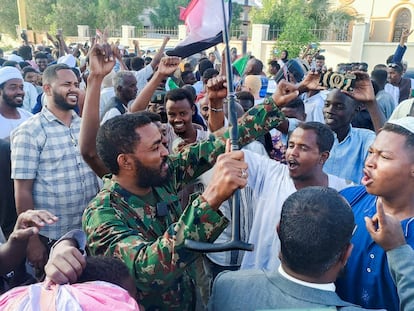 Decenas de ciudadanos sudaneses celebraban este sábado la llegada del ejército a Uad Madani.