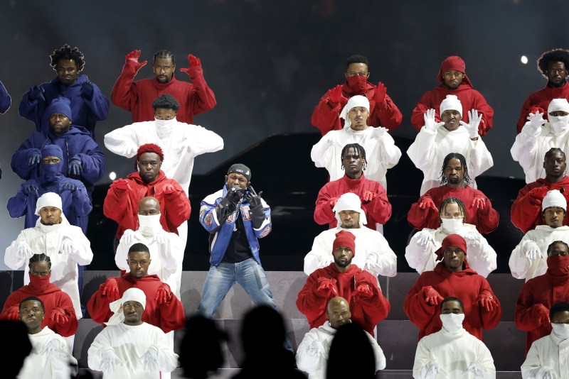 Espectáculo de Kendrick Lamar en el Super Bowl supera en audiencia al de Michael Jackson - kendrick-lamar-lleva-su-pleito-con-drake-al-show-de-medio-tiempo-del-super-bowl-1024x683