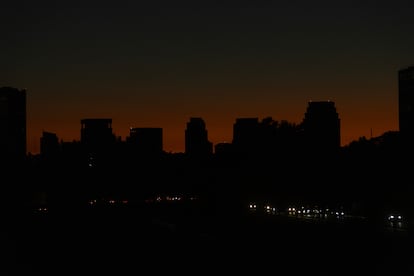 Vista general de Santiago de Chile durante un apagón masivo, el 25 de febrero de 2025.