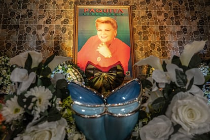 Retrato de Paquita la del Barrio, junto a su urna.