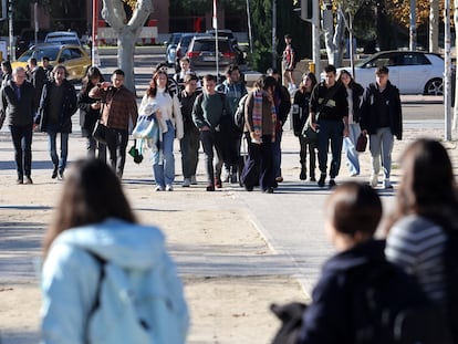 Jóvenes en un campus universitario en Madrid.