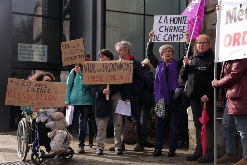 Comienza el mayor juicio por pederastia en Francia con 299 víctimas - manifestacion-en-francia-en-exigencia-de-justicia-por-victimas-de-cirujano-pederasta-1024x683