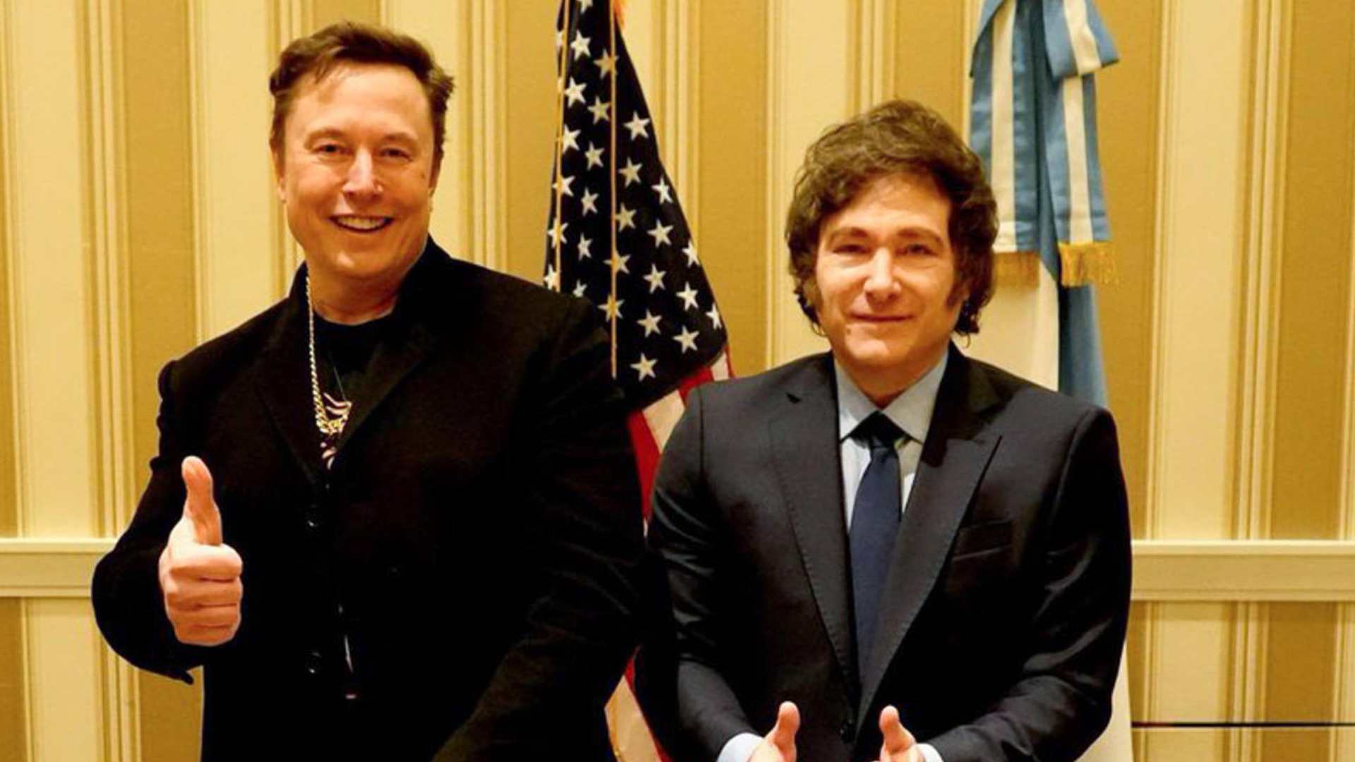 Milei le regala a Musk una motosierra en su encuentro en el foro conservador CPAC