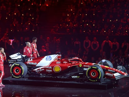 Hamilton, durante la presentación del bólido junto a Frederic Vasseur y su compañero Charles Leclerc.