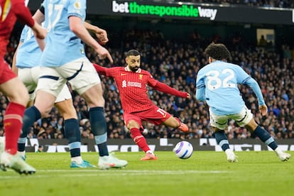 Mohamed Salah (centro) marca el primer gol del Liverpool ante el Manchester City.