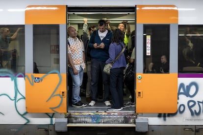 Usuarios del servicio de Rodalies (Cercanias) Renfe en el interior de un tren.  [ALBERT GARCIA]