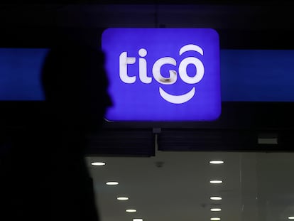 El logotipo de Tigo en una tienda en Bogotá, Colombia