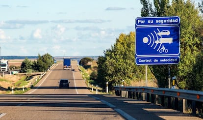 Aviso de control de velocidad en una carretera.