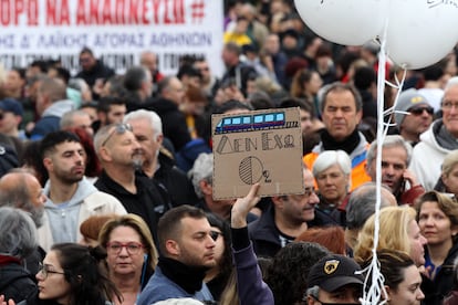 Un manifestante sostiene un cartel con el principal lema "No tengo oxígeno" que fue el audio filtrado de una joven víctima del accidente poco antes de que muriera asfixiada en uno de los vagones incendiados tras el choque.