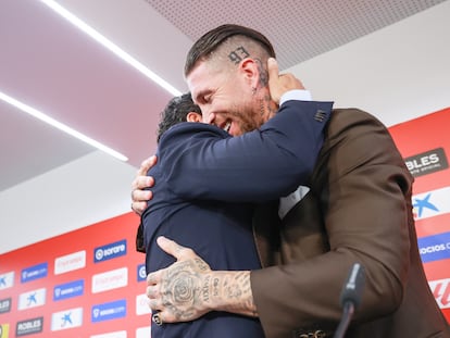 Sergio Ramos se abrazo con el presidente del Sevilla, José María del Nido Carrasco, en su despedida del club andaluz.