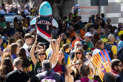 Un grupo de amigas catalanas pasean con Rodolfín el Delfín, una mascota con cuenta de Instagram propia que pretende regresar a cada edición de la copa.