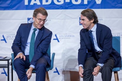 El líder del PP, Alberto Núñez Feijóo, y el expresidente del Gobierno José María Aznar, durante un coloquio en noviembre de 2023.