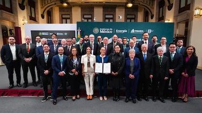 Claudia Sheinbaum (centro) con miembros de su gabinete y empresarios, este jueves en Palacio Nacional.