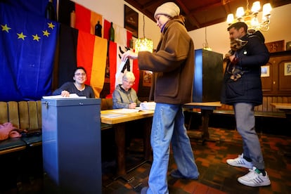 Una persona vota en un centro electoral en un pub de Berlín, este domingo.