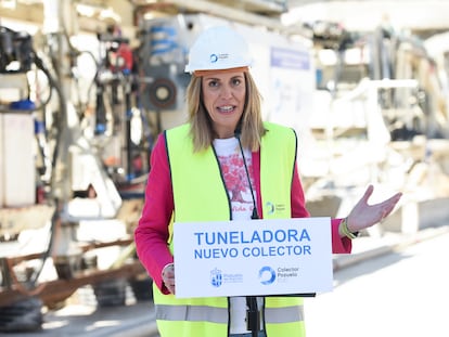 La alcaldesa de Pozuelo de Alarcón, Paloma Tejero, interviene durante su visita a las obras del nuevo colector-interceptor proyectado para regular los caudales de cuatro arroyos, a 29 de abril de 2024, en Pozuelo de Alarcón, Madrid (España).