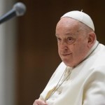 El papa Francisco permanece en estado “crítico” tras sufrir una crisis respiratoria