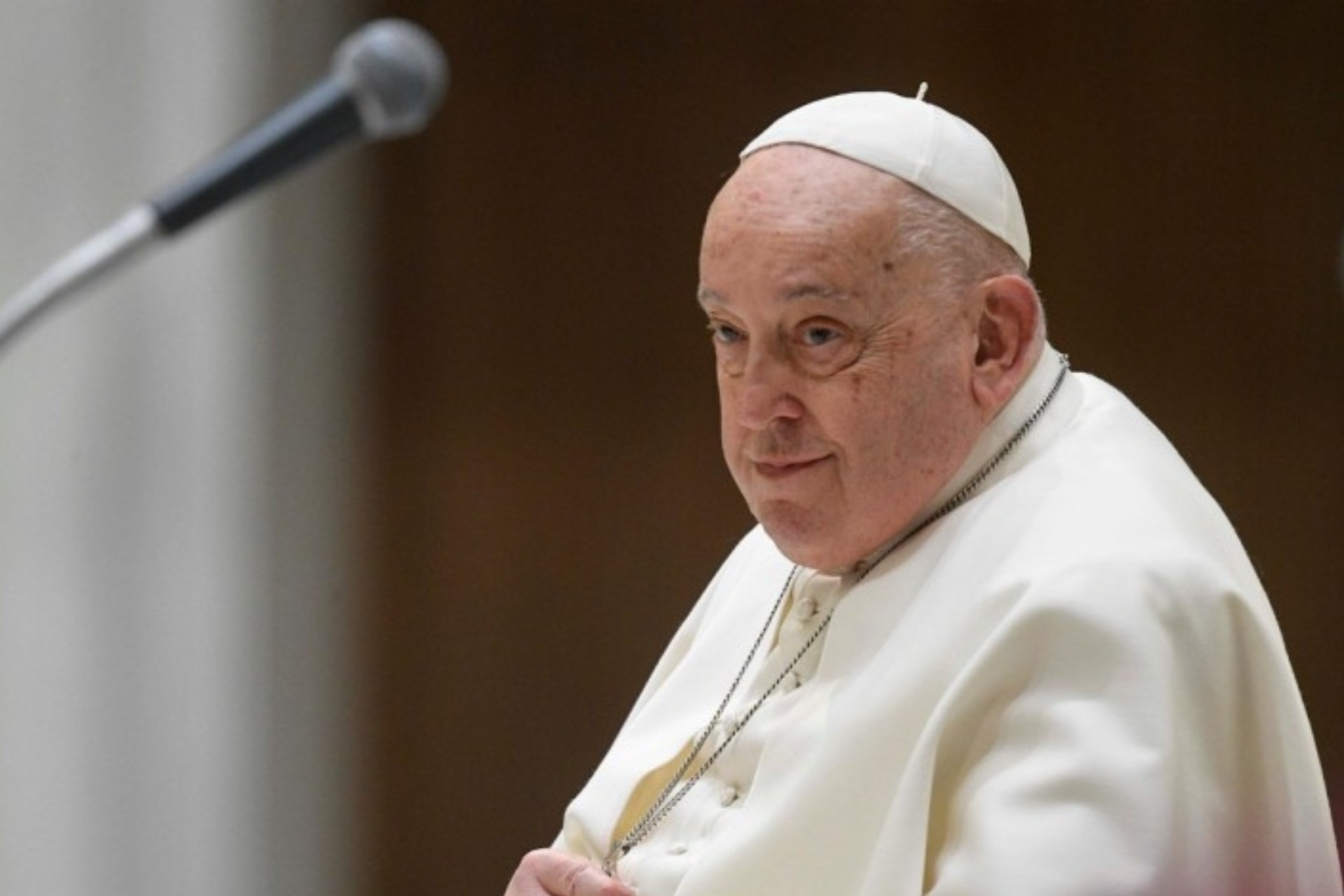 Papa Francisco pasa buena noche: se levanta y desayuna en su octavo día en el hospital